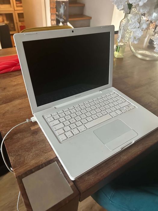 Laptop Mcbook Apple zarezerwowany