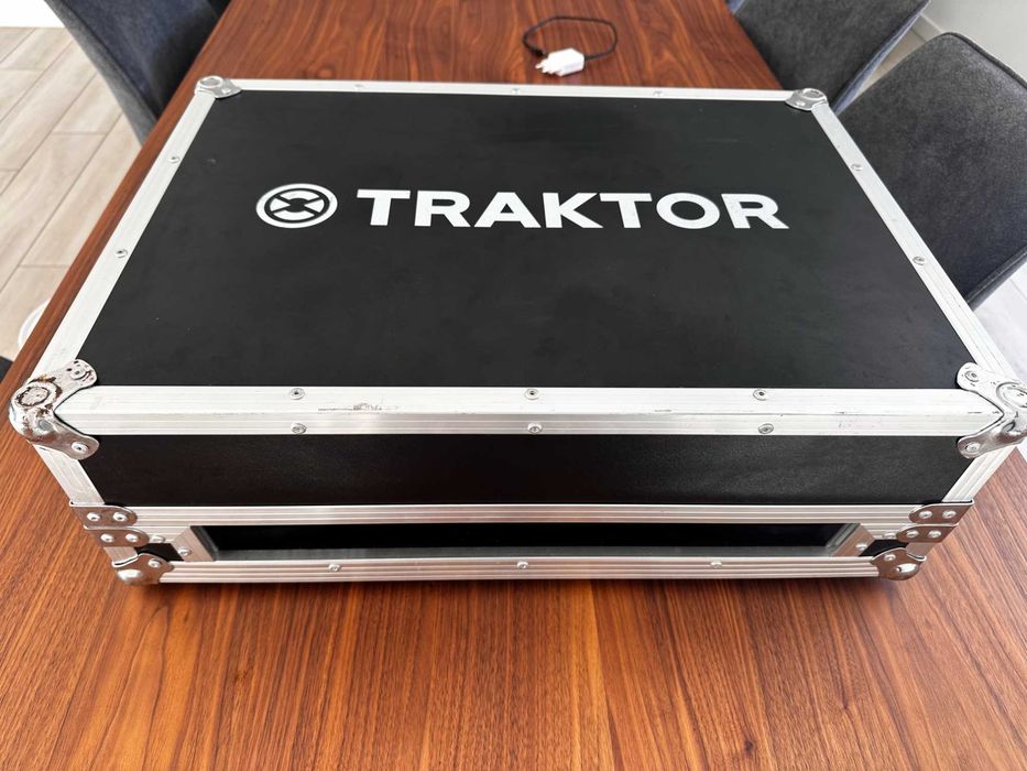 Traktor S4 MK3 DJ Controller + flight case