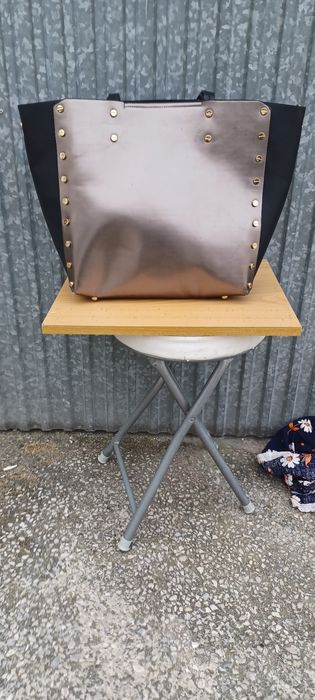 Vendo esta mala de mão