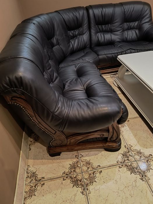 Шкіряні дивани і стіл з масиву дерева