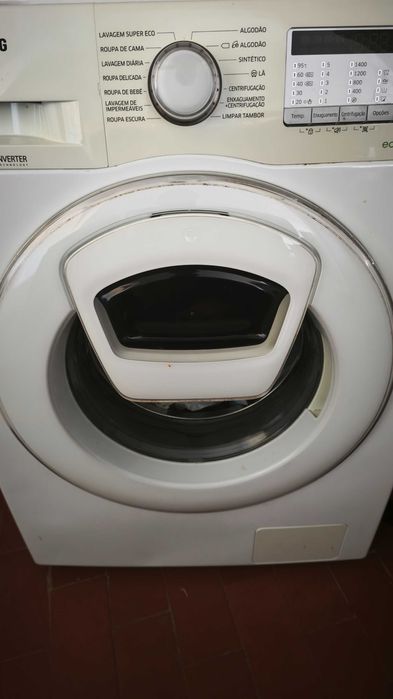 Lava Roupas Sansung Digital Inverter 8.0 kg acesso frontal durante a lavagem em perfeito estado.