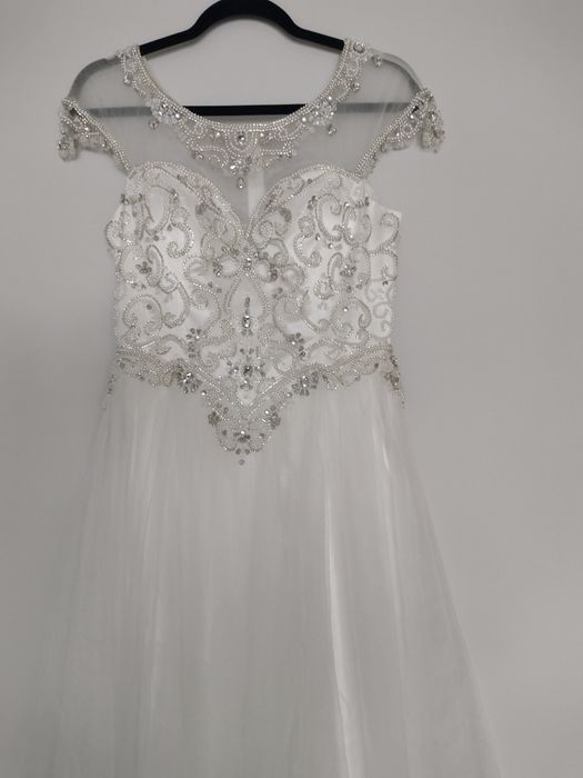 Suknia ślubna bogato zdobiona na lekkim rękawku