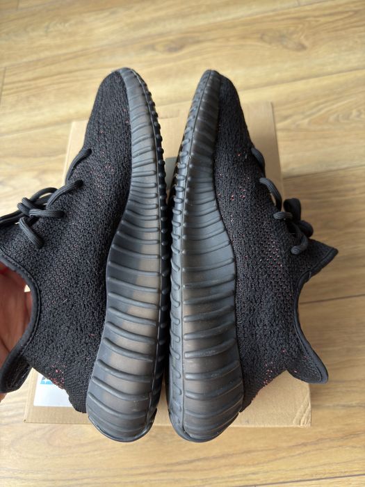 Adidas Yeezy Boost 350 V2 Red Stripe buty sneakersy czarne niskie 44