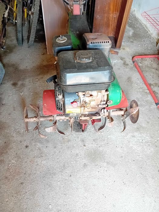 Moto cultivador em bom estado