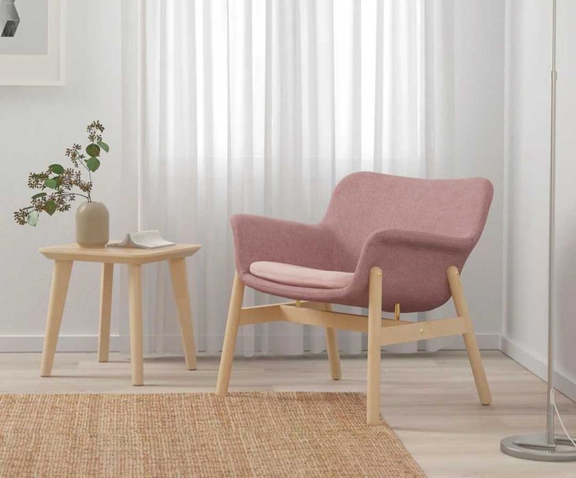 Poltrona rosa claro em bom estado