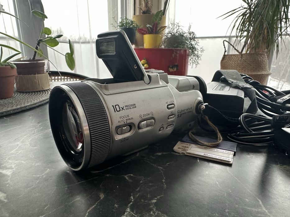 Aparat fotograficzny SONY DSC-F717