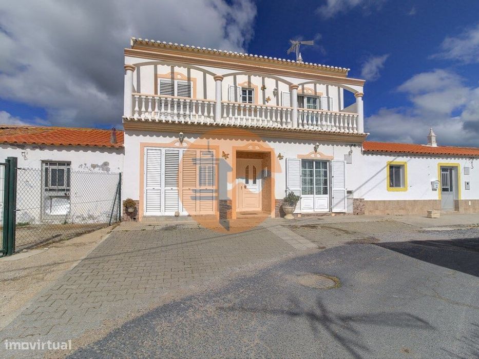 Moradia Mobilada de 2 Pisos com Quintal, BBQ e Deslumbrantes Vistas...