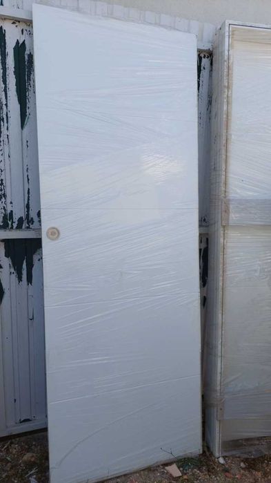 Conjunto de portas interiores brancas