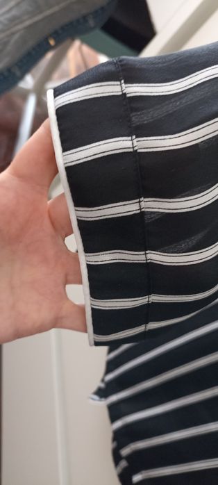 blusa preta com riscas