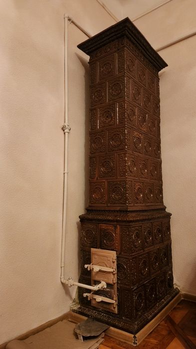 Меблі шафи ліжка домашні