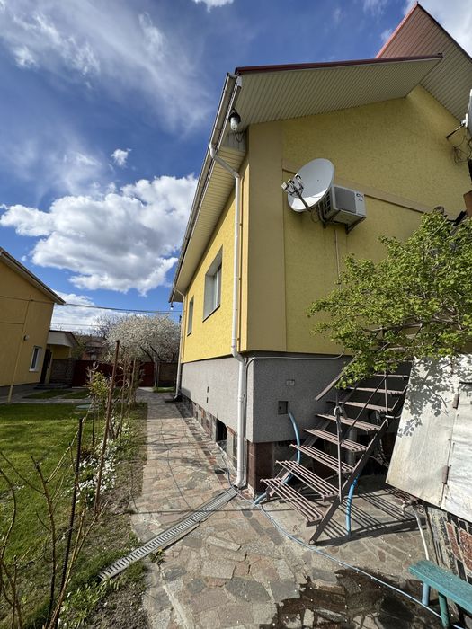 Продам будинок з гаражем і укриттям в центрі Бучі