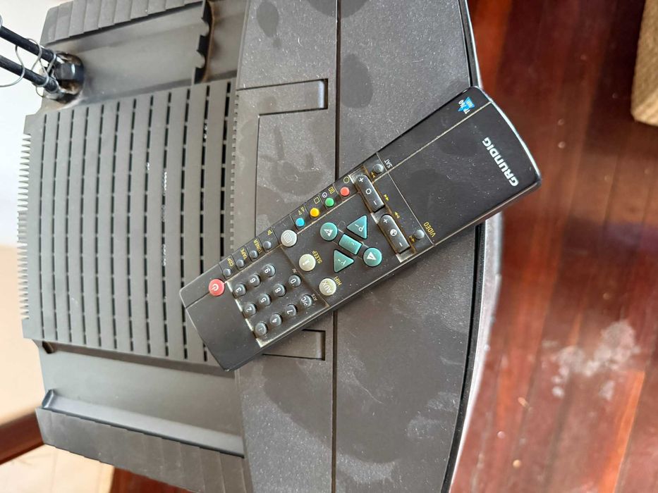 TV CRT Grundig Steeler Retro Gaming + Móvel + Comando Original