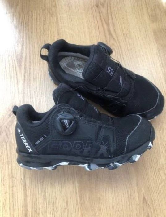 Дитячі черевики, кросівки adidas.