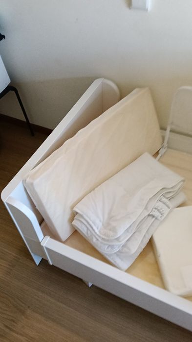 Cama IKEA Busunge, com colchão estrado e proteção