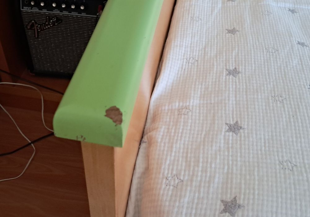 Cama individual,  com gavetas para arrumação