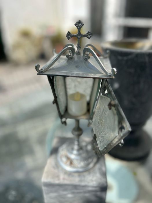 Conjunto de floreira e candeeiros