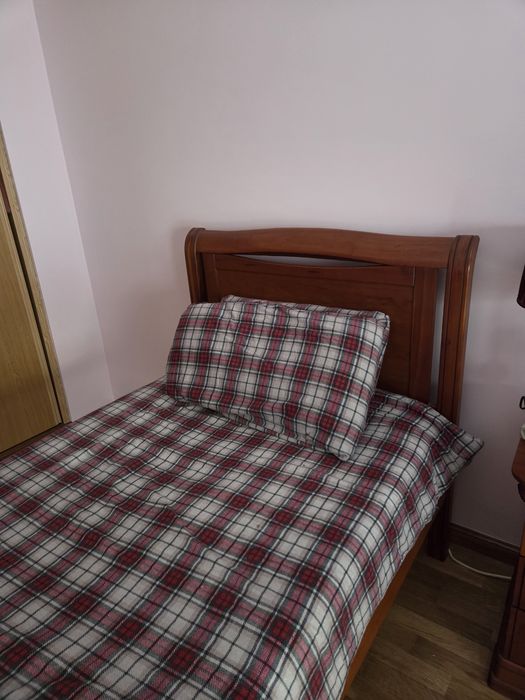 Cama de solteiro e roupeiro em cerejeira