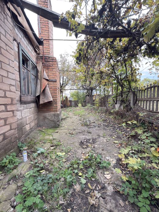 Продам ділянку у центрі міста з невеликим домом