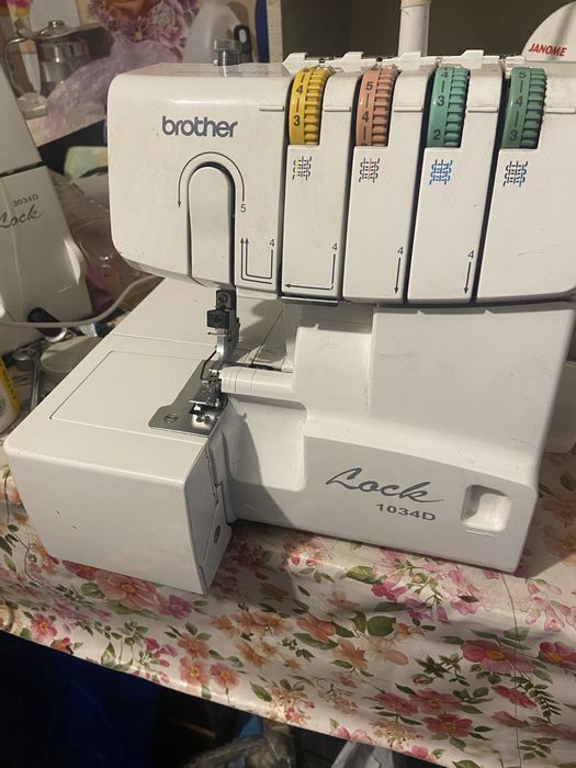 Оверлок на 4 нити  металлический  брендовый настроенный