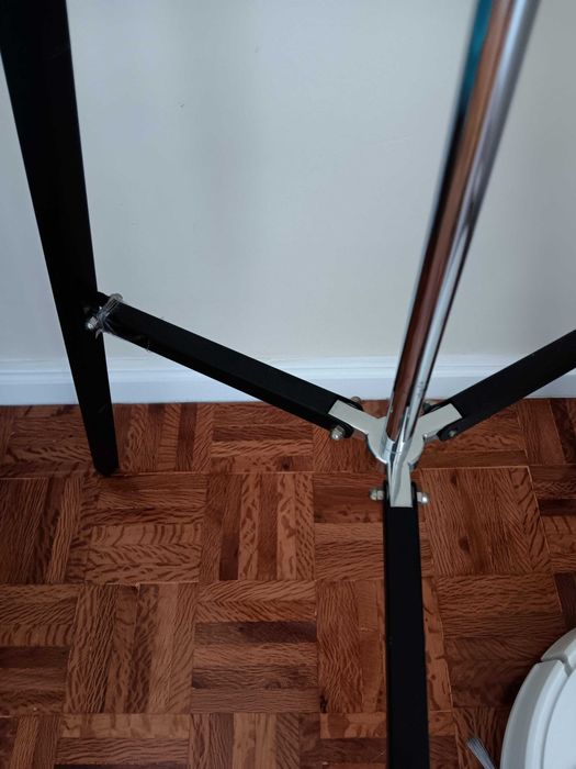 Candeeiro de pé com tripé