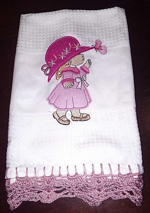 Pano com ponto de renda cor de rosa feito à mão