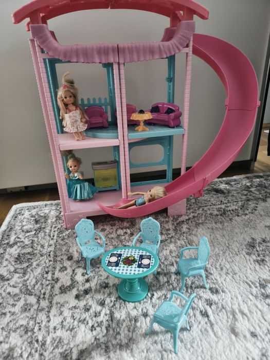 Domek Chelsea, laleczki