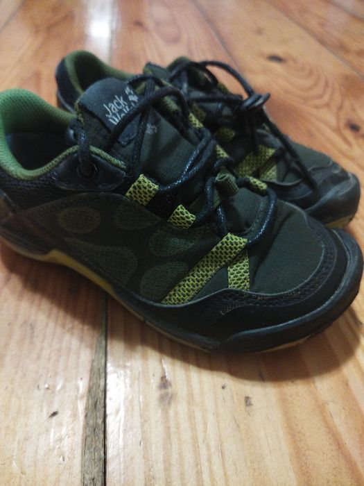 Дитячі кросівки.