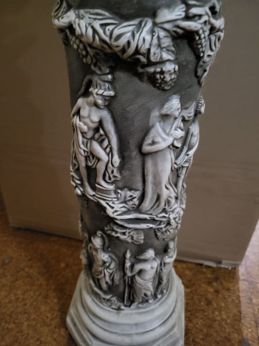 Coluna romana com figuras