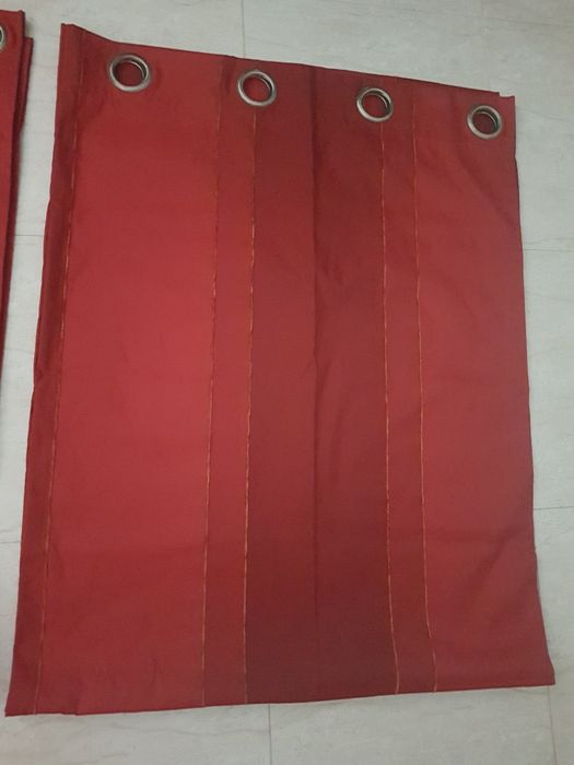 Cortinados bordeaux com argolas