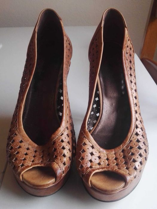 Sapatos de salto alto castanhos