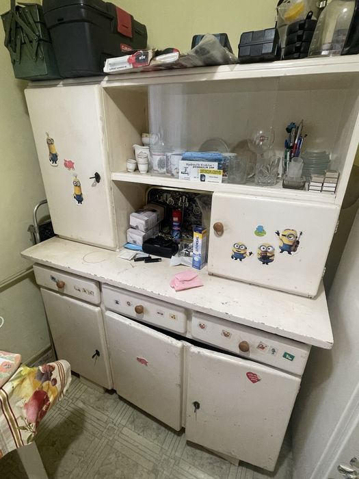 Kredens z czasów PRL