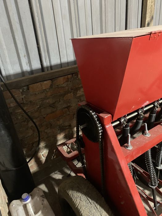 Зернова навісна сівалка