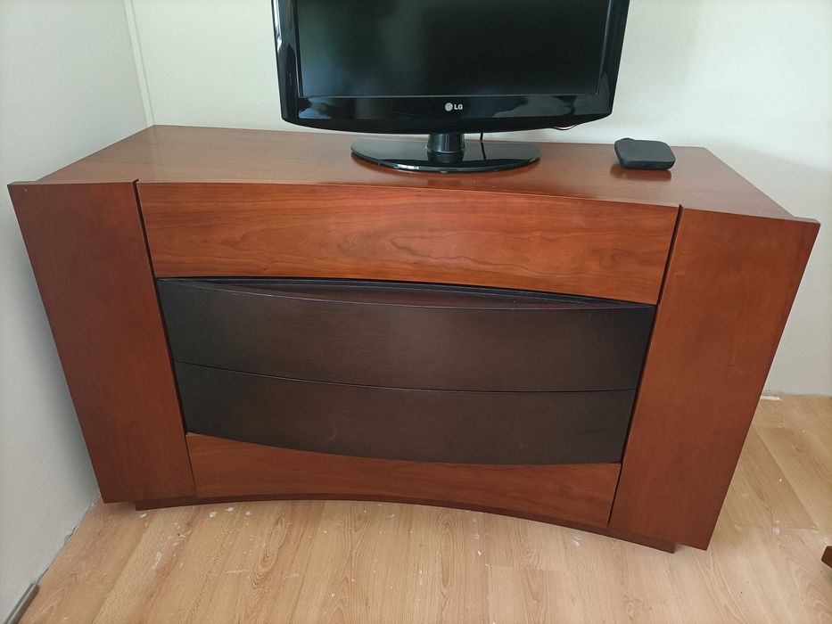 Quarto de casal (cama + mesas de cabeceira + comoda)