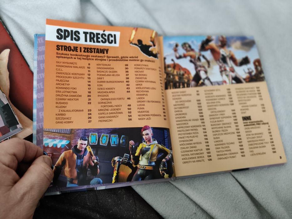 książka "Oficjalny przewodnik Fortnite. Stroje. Edycja kolekcjonerska"