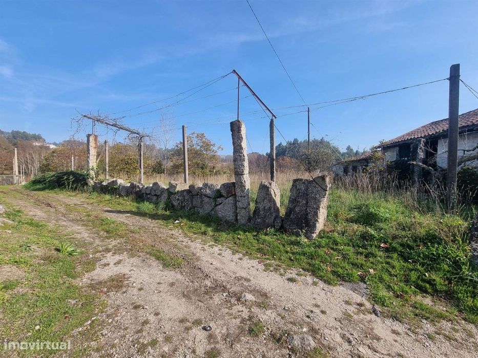Moradia em pedra na vila de Arões São Romão