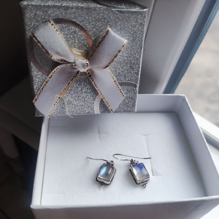 Продам серебряные серьги с лунным камнем.