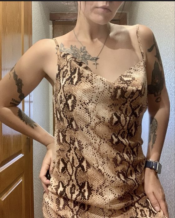 Коричнева сукня з змійовим принтом