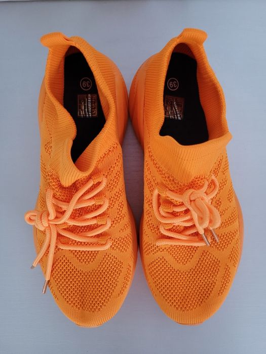 Nowe materiałowe buty sportowe rozmiar 39