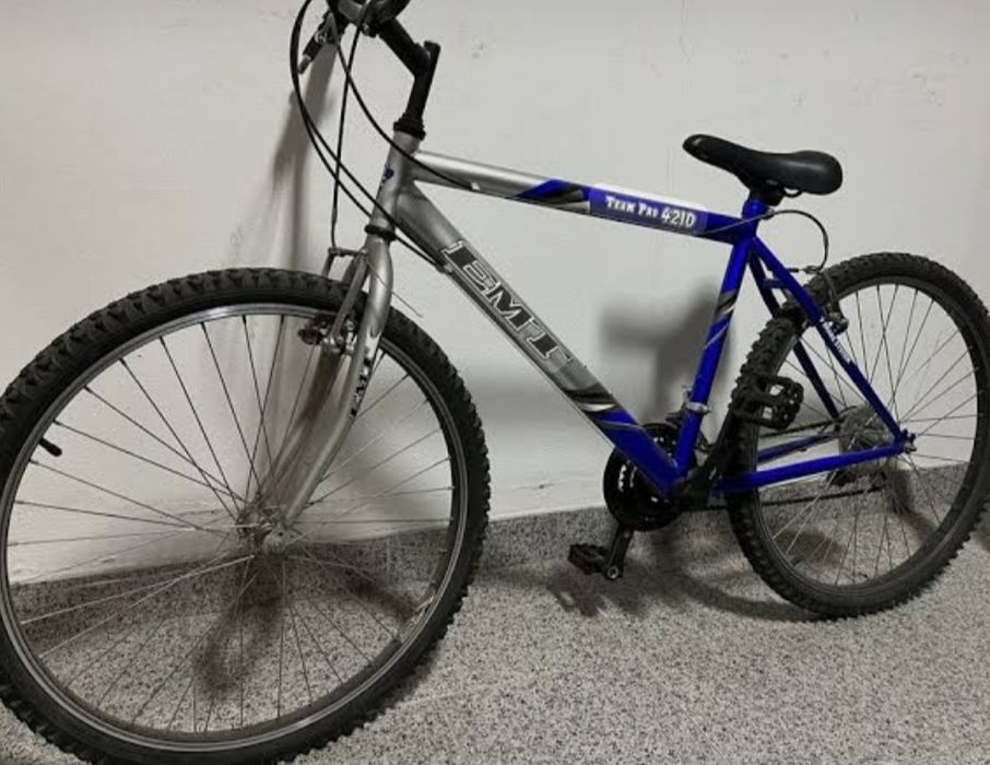 Bicicleta funcional com muitas peças novas