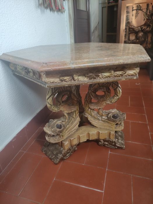 Mesa pé de peixe e tampo em mármore