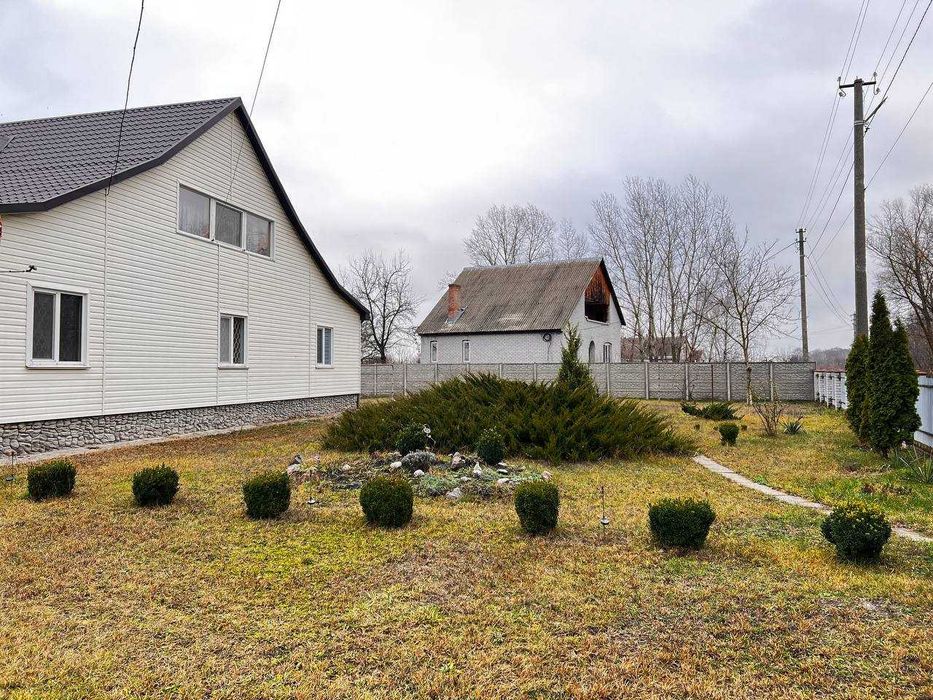 Продається просторий житловий будинок з земельною ділянкою 0,43 га