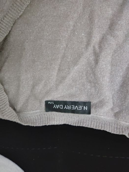 Sweterek beżowy rozpinany na guziki