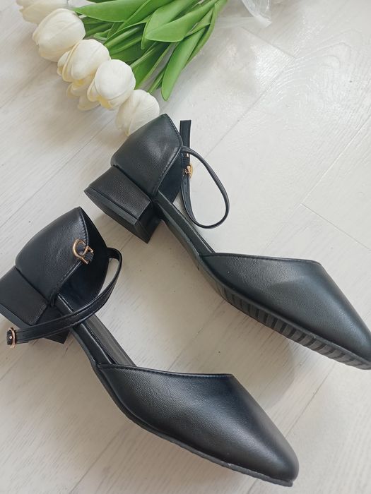 Czarne buty na słupku