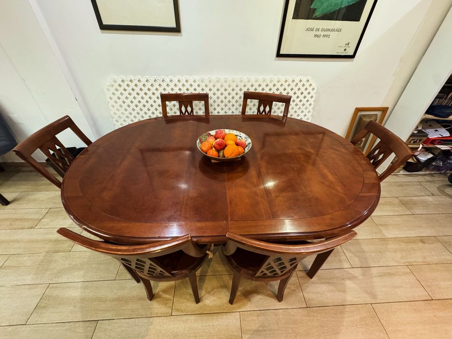 Vende-se Mesa extensivel (madeira cerejeira) com cadeiras