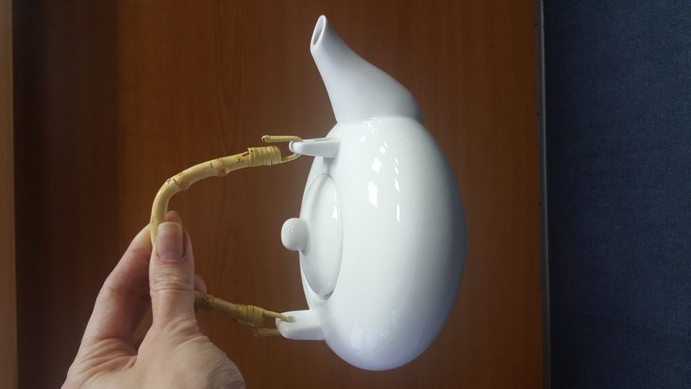 Керамический чайник с бамбуковой ручкой