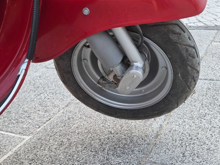Vespa 50 vermelha
