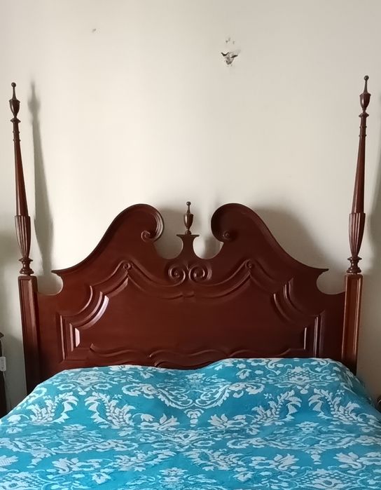 Cama casal em madeira