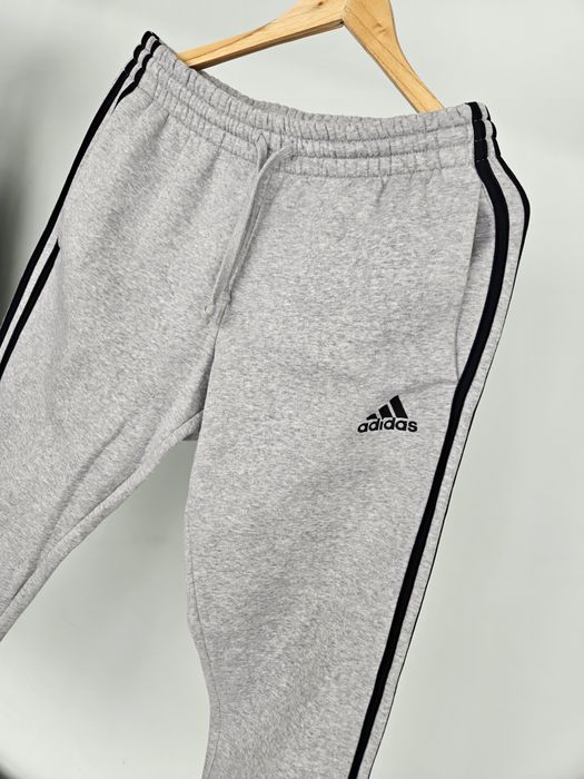 Сірі штани adidas