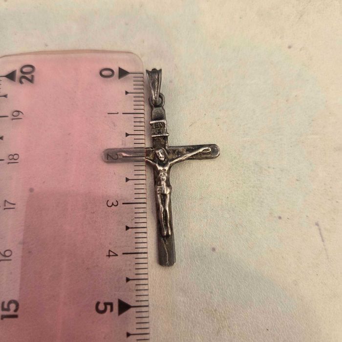 Sprzedam stary srebrny  krzyżyk z wizerunkiem Jezusa Chrystusa