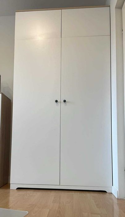 Szafa ubraniowa z półkami